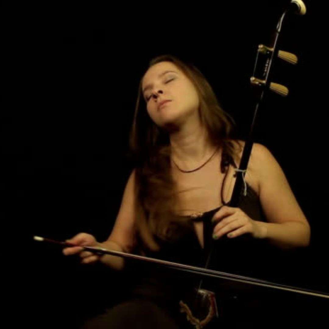 Woman in a black dress playing a cello in front of a microphone, Hire Er Hu Player in Singapore Woman in a black dress playing a cello in front of a microphone, Hire Er Hu Player in Singapore