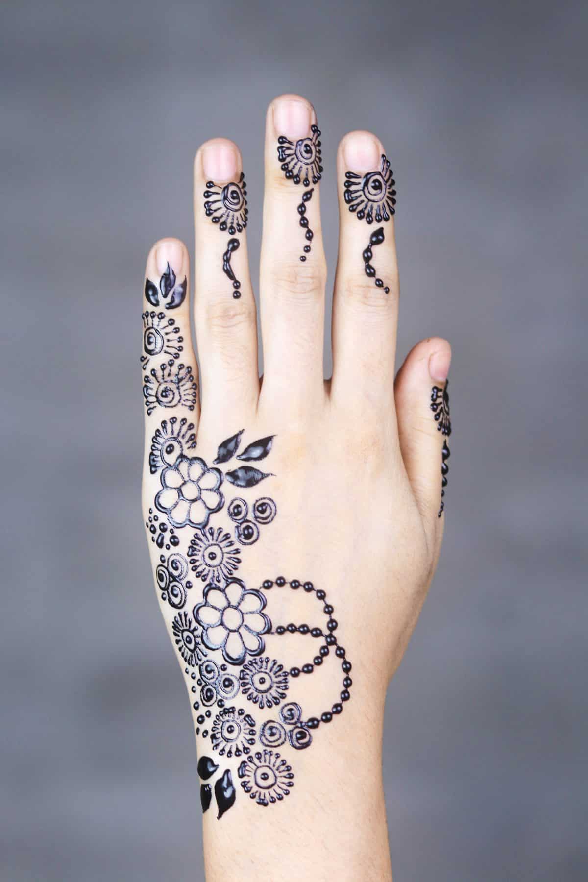 Mehndi training center zvdeab2ye88 unsplash