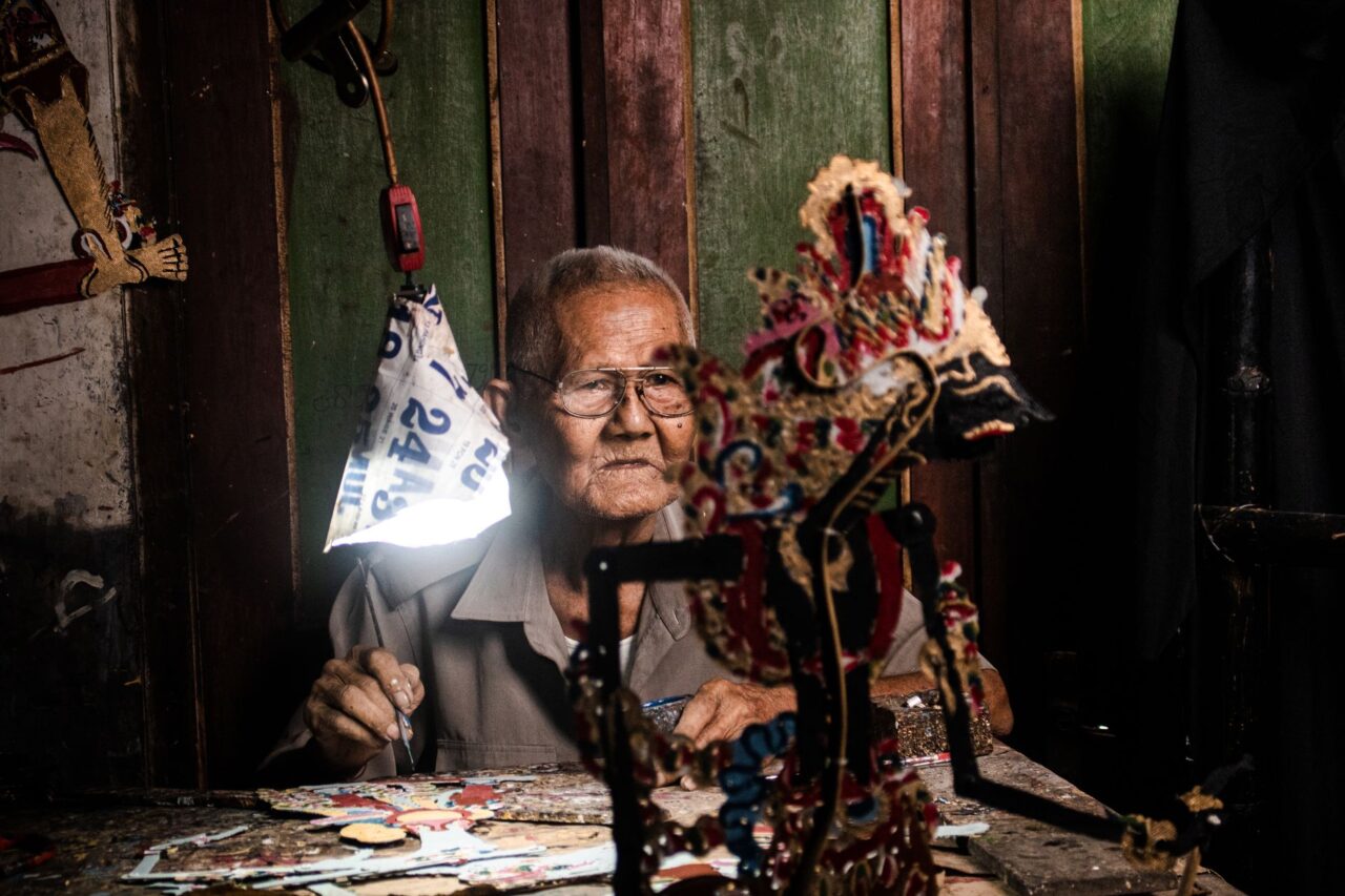 Kids Entertainment: Craftsman making wayang puppets